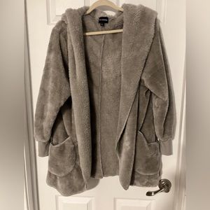 Zenana Outfitters faux fur hooded jacket.  Size Large